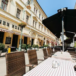 Pause With Free Parking Budapest